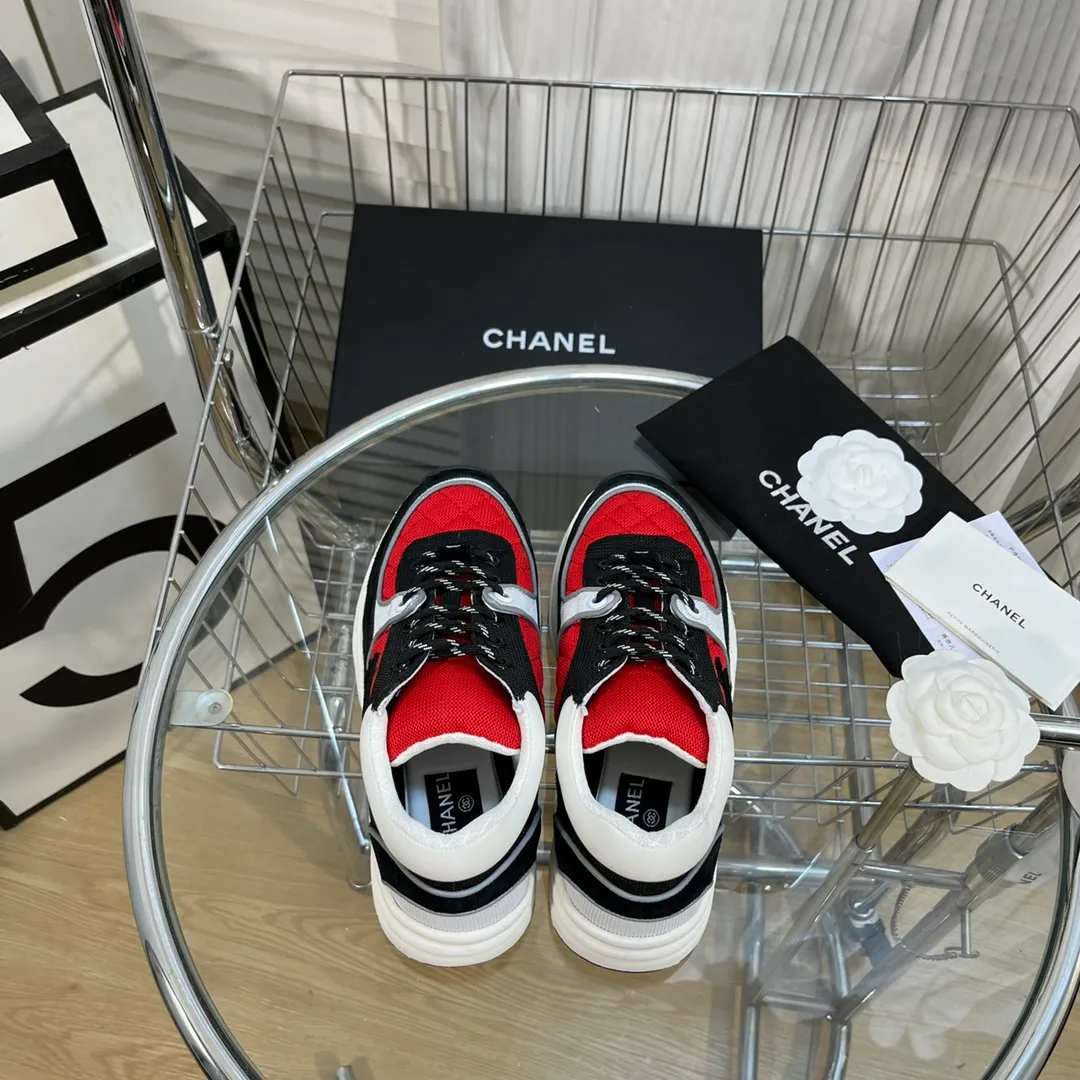 👟👟Ex-factory price 560👟👟 Chanel Chanel - 2022 counter top casual sports shoes This classic design; the upper is electro-embroidered with a variety of techniques; the outsole is fashionable and sporty; it is unusual to incorporate a variety of color matching elements... The diversified mix and match is very good-looking and versatile, casual, fashionable, sports and outdoor can be taken into account... ꫛꫀꪝ Go➫ Material: ❶Upper is made of: Original imported high mercerized smooth cow suede + electric embroidery technology + imported breathable mesh ❷Inner use: original imported breathable mesh ❸Outsole based on: original TPU combination outsole Counter boutique packaging complete set for women 35–42 men 38–46